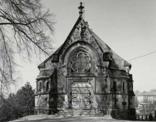 Neustadt in Sachsen, Friedhofskapelle : Neustadt in Sachsen. Friedhofskapelle (geweiht 1901), Bischofswerdaer Straße. Eingangsseite