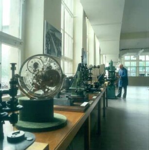 Pforzheim. Technisches Museum der Pforzheimer Schmuck-und Uhrenindustrie. Museumsraum mit alten Maschinen und und Arbeitsgeräten