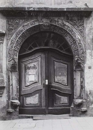 Görlitz, Brüderstraße 8. Schönhof (bezeichnet 1526; W. Roskopf). Sitznischenportal (bezeichnet 1617)