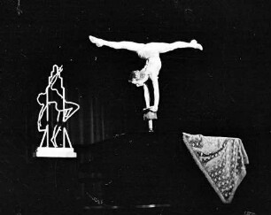 Wintergarten: Doris Bay; Akrobatik im Handstand