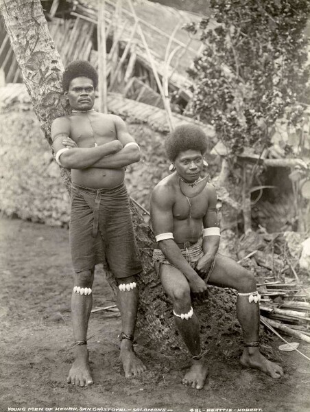 "Deux jeunes hommes de Heuru".