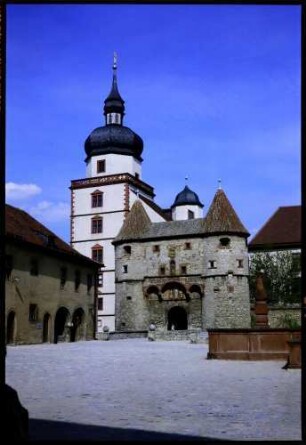 Würzburg: Burghof mit Brunnen und Tor zur Festung Marienberg