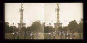 Kindergruppe vor der geflaggten Siegessäule, Berlin