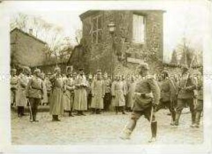 Wilhelm II. besucht das Hauptquartier des Kronprinzen