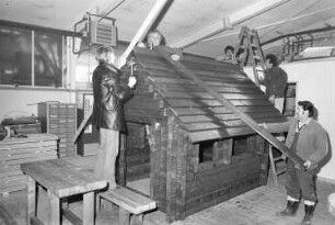 Arbeitsamt Karlsruhe. Umschulungsmaßnahme "Übungsbetrieb Gartenbau" für Arbeitslose in Zusammenarbeit mit dem "Institut für berufsbezogene Erwachsenenbildung " IFBE