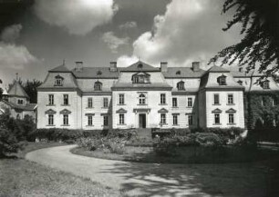 Gaußig, Schloss, Hauptfassade mit Zufahrt