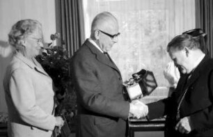 St. Blasien: Rathaus; Bürgermeister Gießler überreicht Blumen und Uhr