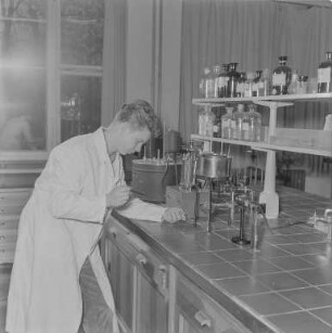 Ingenieur Schule : Bautzen. Ingenieurschule für Fördertechnik, Löbauer Straße 1. Unterrichtsraum mit Lehrer und Schüler