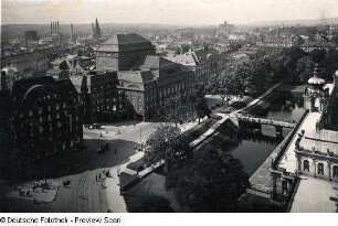 Dresden-Altstadt. Ostra-Allee. Blick vom Turm der Sophienkirche über den Zwingergraben und das Schauspielhaus (nach Westen)