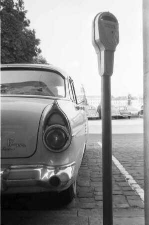 Aufstellung von Parkuhren am Schloßplatz.