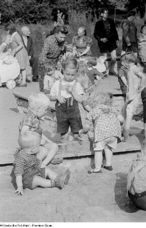 Kinder, im Sand spielend