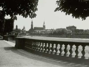 Dresden, Blick vom Neustädter Elbufer, Pavillon am Japanischen Palais, nach Südosten auf die Altstadt