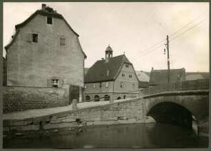 Brücke über die Alsenz im Hintergrund das Rathaus
