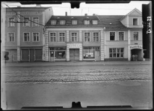 Potsdam, Friedrich-Ebert-Straße 96/95. Wohnhäuser mit Läden. Straßenfront