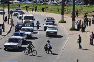 Meknes - Straßenverkehr in der Neustadt : Straßenverkehr in der modernen Neustadt. Aufgenommen in Meknes am 28. Oktober 2010