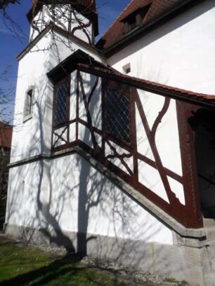 Altheim-Evangelische Kirche-Langhaus von Südwesten über Westseite mit hölzerner Treppe und Treppenturm zu den 1723 nach Erhöhung eingebauten Emporen