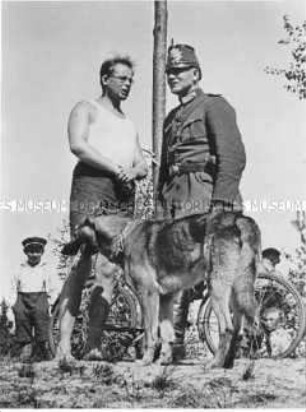 Polizist mit Schäferhund am Schulunngs-Zeltlager des Sozialistischen Jugendverbandes