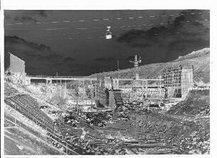 Staustufe Erlabrunn. Blick von unterstrom auf die Baugruppe Kraftwerk und Wehröffnung L.