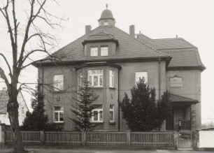 Radeberg, Villa : Radeberg. Villa. Dr.-Rudolf-Friedrichs-Straße 35. 1913. Straßenfront mit Einfriedung