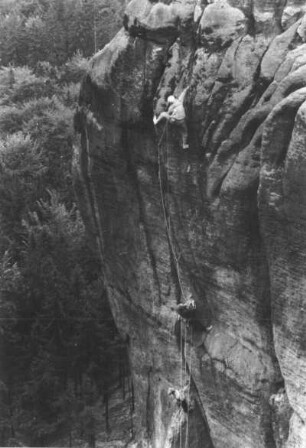 Sächsische Schweiz, Schrammsteine. Dreifingerturm. Seilschaft bei der Begehung der Südostrisse (VIIc)