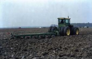 Fotografie: Wendende Bodenbearbeitung, Beetpflug, Großtraktor, Zwillingsreifen