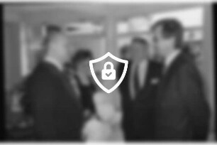 Autohaus Riegel: Vorburgstraße: Neueröffnung der Ausstellungs- und Geschäftsräume: Bürgermeister [Name maskiert] und Bürgervorsteher [Name maskiert] geben Gratulation an Inhaber-Ehepaar Horst-Herbert [Name maskiert] Riegel: im Beisein von Sohn [Name maskiert]