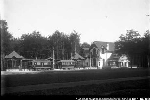 Wallanlagen und Gebäude in Wolfenbüttel Enthält: Sternhaus mit davor haltender Straßenbahn