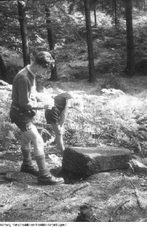 Sächsische Schweiz. Naturschutz-Wandergruppe am Zirkelstein. Wiedererrichten eines Gedenksteines, 1946