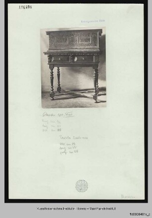 Truhe mit ornamentalem und figürlichem Dekor im Flachrelief, darunter ein Tisch mit zwei Schubläden