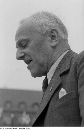 Erich Zeigner, eine Rede auf der "Opfer des Faschismus - Friedenskundgebung" haltend