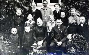 Sohland a. Rotstein. Bachmannwindmühle, Familienfoto, Windmüller Kloß in der ersten Reihe, Repro