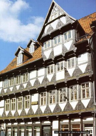 Quedlinburg - Fachwerkhaus in der Marktstraße : Historischer Fachwerkbau (Schneemelcherhaus), aufgenommen in der Weltkulturerbestadt Quedlinburg, ca. 2000