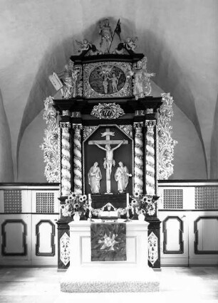 Altar mit Christus am Kreuz