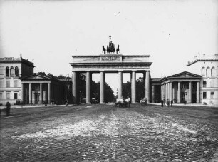 Berlin, Brandenburger Tor, Zustand vor Kriegsbeschädigung. Gesamtbau: Carl Gotthard Langhans; Quadriga von Gottfried Schadow (Guß durch Emanuel Jury)