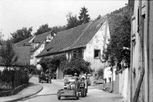 Bötzingen: Dorfstraße zum Berg mit Traktoren