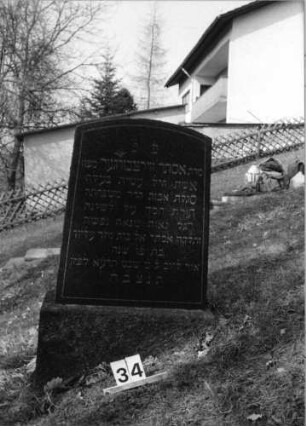 Grabstein 34 (Index: 100080818) Material: Granit Zustand: gut Maße HxBxT: 98x52x14 cm Beschreibung: Stele, Sockel, Segmentbogenabschluß: Grabstein 34