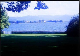 Bad Schachen: Blick vom Tannenhof auf See, die Insel und Schneeberge des Bregenzerwalds