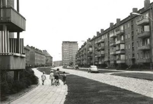 Schwerin-Neustadt. Strassenbild mit Hochhaus