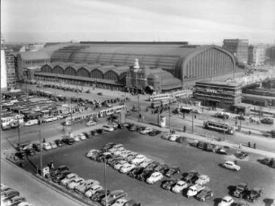 Hamburg. 1953 ist der Wiederaufbau des Hauptbahnhofes abgeschlossen. Die Bedachung ist nun abgeschlossen