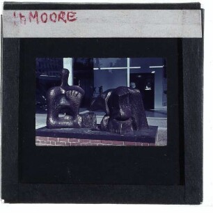 Moore, Two Piece Reclining Figure No. 3 (Serie)