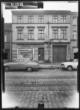 Bernau, Berliner Straße 7. Wohnhaus mit Laden (HO Lackeּ Farben). Straßenfront