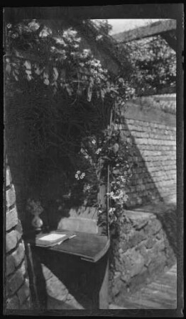 "Maasbogen-Stellung" (bei Saint-Mihiel (Dep. Meuse, Frankreich)): Sitzgelegenheit mit Tisch im gemauerten Schützengraben ("Sommerlaube") (Nahaufnahme)