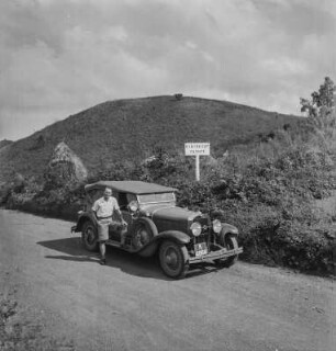 Dr. Kurt Kayser : Dr. Kurt Kayser an seinem Auto auf der Straße nach Kanaba