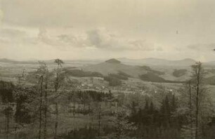 Nordböhmen. Blick vom Plissen (591 m) nach Südosten. Zeidler und Wolfsberg (588 m), dahinter Lausche (793 m), rechts Tannenberg (779 m)