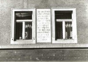 Bad Gottleuba, Hauptstraße 11. Wohnhaus (3. V. 19. Jh.) mit Laden, Fenster und Sinnspruch (1. Obergeschoss)