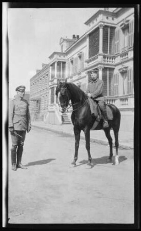 Épehy (Dep. Somme, Frankreich): 1 Offizier zu Pferd, ein älterer Offizier [Siegmund Friedrich Krafft Freiherr von Crailsheim (?)] daneben vor einem repräsentativen Gebäude ("Vater und Sohn Crailsheim")