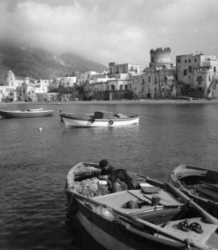 Ischia-Forio. Uferfront mit Torrione (1480)