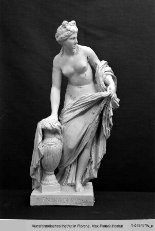 Venus - Venere, che posa la mano destra sopra un'urna in Roma