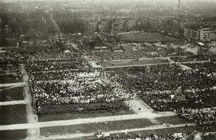 Dresden-Johannstadt. Abendkundgebung am 1. Mai 1933 auf der Vogelwiese. Luftbild-Schrägaufnahme von Norden