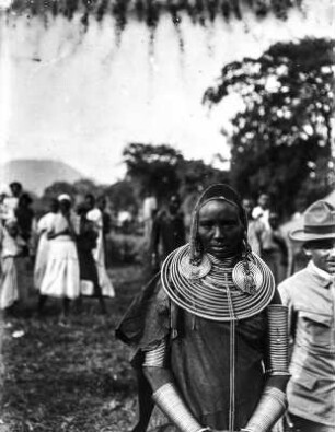 Frau der Massai mit Schmuck : Portraitaufnahme einer Frau der Massai mit Hals- und Armreifen